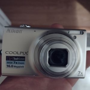 Nikon Coolpix s6100 digital camera with case and free shipping